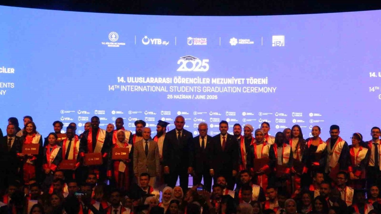 Bakan Ersoy: "‘Ben Türkiye Mezunuyum’ dediğinizde, sıcak bir tebessüm göreceksiniz"