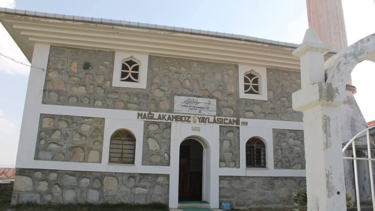Yangın çıkan cami büyük hasar aldı, Kur’an-ı Kerim’ler zarar görmedi