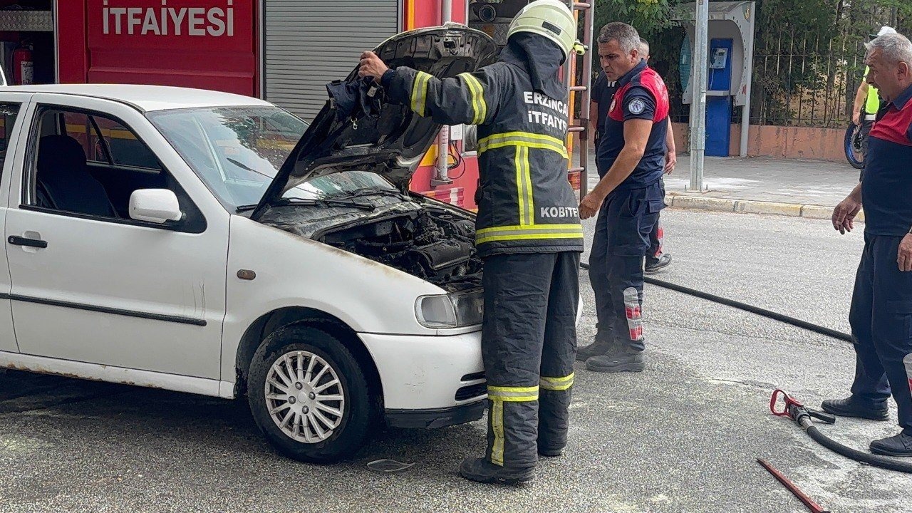 Erzincan’da seyir halindeki araç yandı
