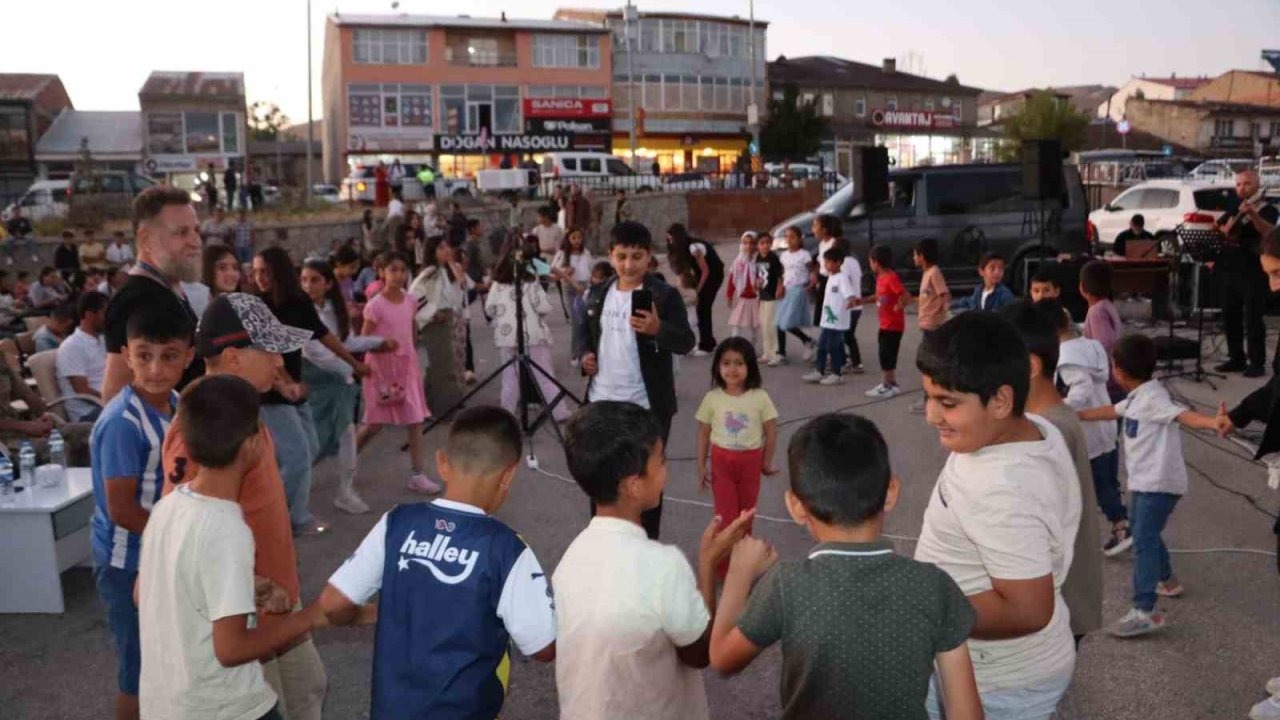Karayazı’da gezici sinema ve açık hava konseri etkinliği