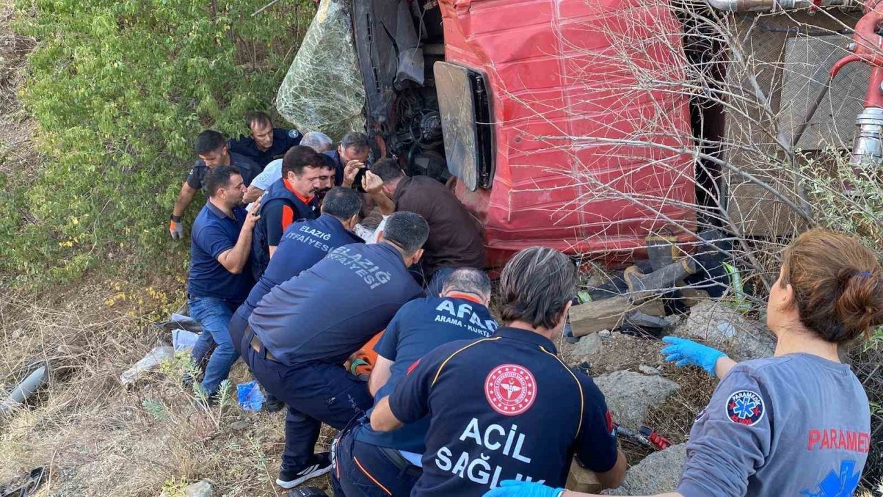 Yangına giden itfaiye aracı şarampole yuvarlandı: 2 itfaiye eri yaralı