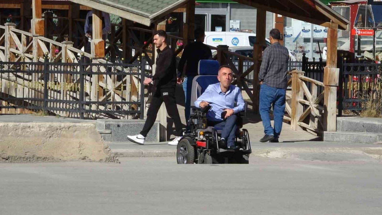 Ehliyetsiz sürücü engelli vatandaşa çarpıp kaçtı!