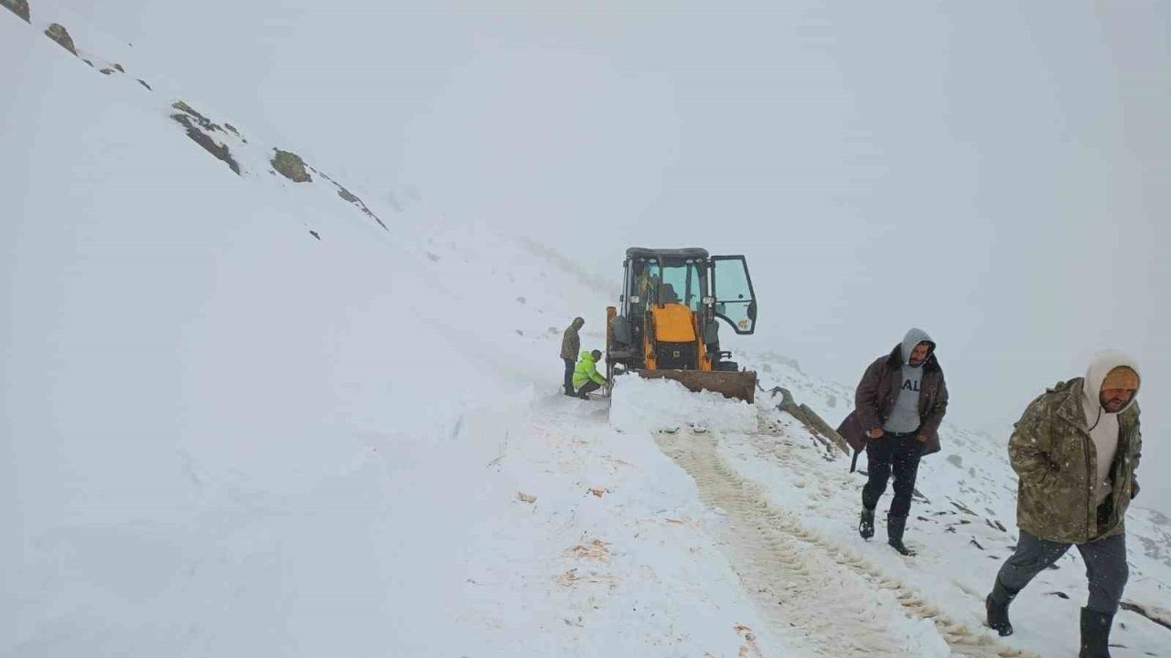 Bayburt’ta kar ve fırtına çobanı yaylada yakaladı!