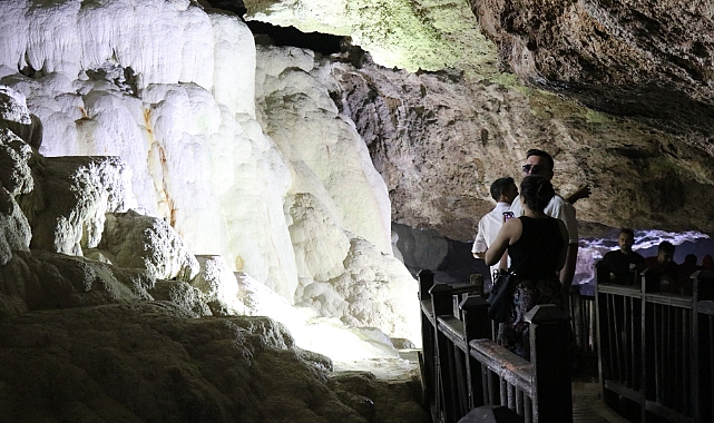 Yerin altındaki Pamukkale 'Kaklık Mağarası' bayram tatilinde 6 bin ziyaretçiyi ağırladı