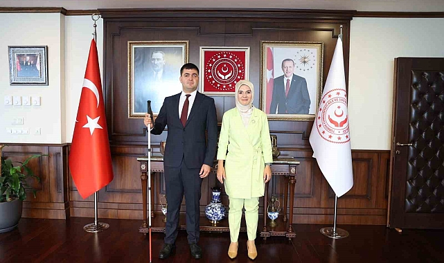 Türkiye'nin ilk görme engelli hakim yardımcısı görevine başladı