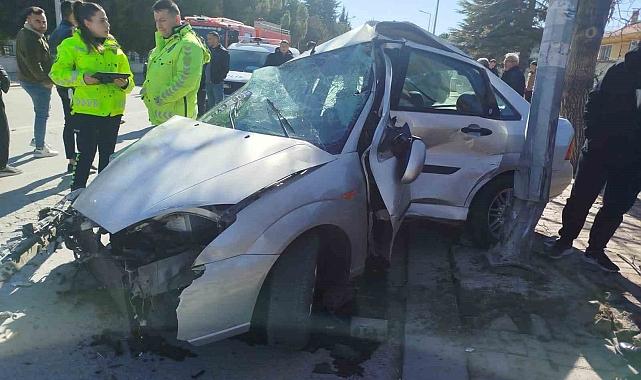 Aşırı süratli otomobille çarpışan 17 yaşındaki motosikletli ağır yaralandı