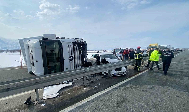 Erzincan'da tır ile otomobil çarpıştı: 3 yaralı