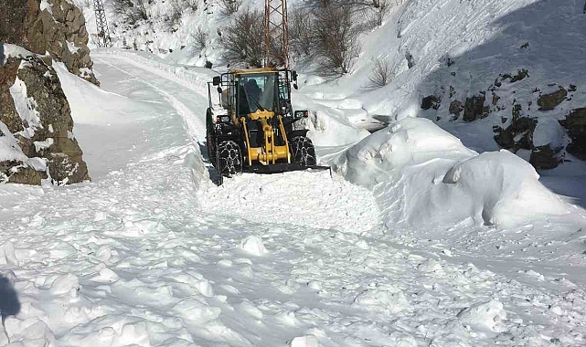 Gümüşhane'de çığ düşen köy yolu ulaşıma açıldı