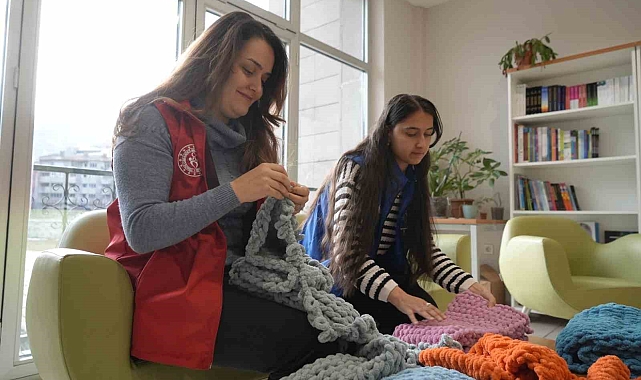 Gümüşhane'de el örgüsü atkılar köy okulundaki miniklerle buluştu