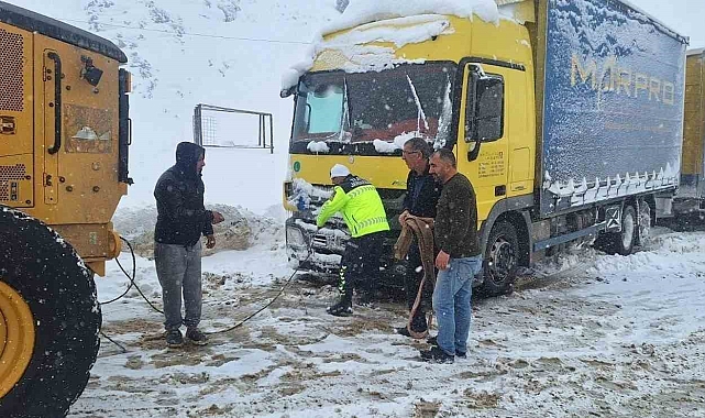 Jandarma Erzurum'da yolda kalan 143 vatandaşa ulaştı