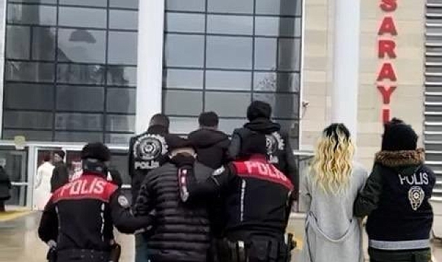 Kendilerini banka görevlisi olarak tanıtıp vatandaşları 2 milyon lira dolandırdılar