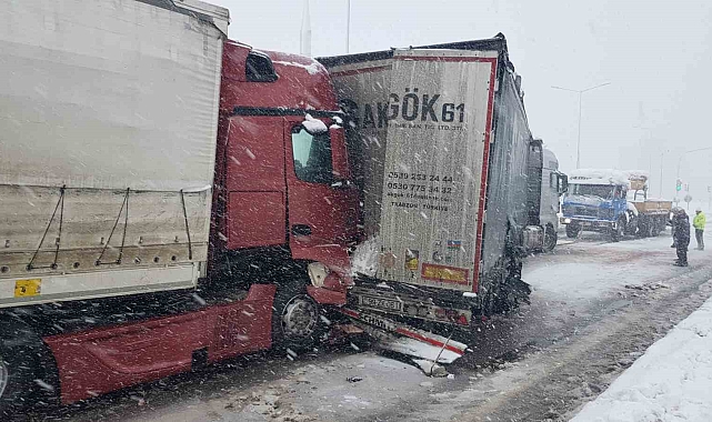 Samsun'da 4 tır ve 1 minibüsün karıştığı zincirleme kaza