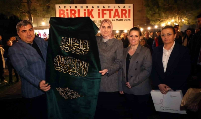 1472 yılında yaptırılan tarihi caminin mimber örtüsü değiştirildi