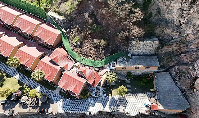Artvin'de bir otelin istinat duvarı çöktü: 1 yaralı