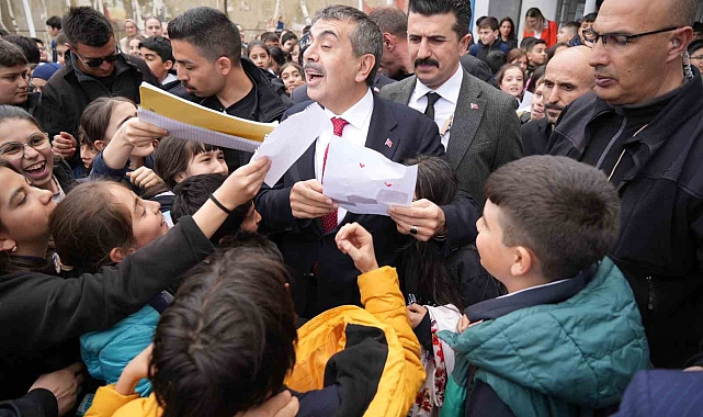 Bakan Tekin: "Akademik ve sportif eğitim mutlaka beraber yürütülmeli"