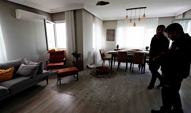 Bir anda düşen yıldırım bomba gibi patladı, apartmanda delik açıldı