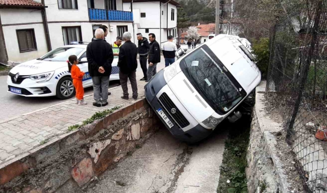 El frenini çekmeyi unuttu, öğrenci servisi kanala düştü