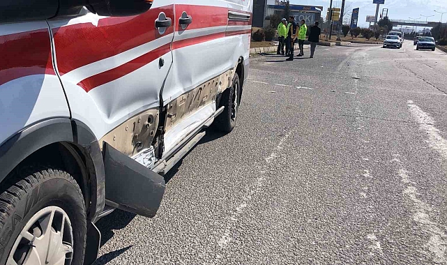 Elazığ'da ambulans ile otomobil çarpıştı: 2 yaralı