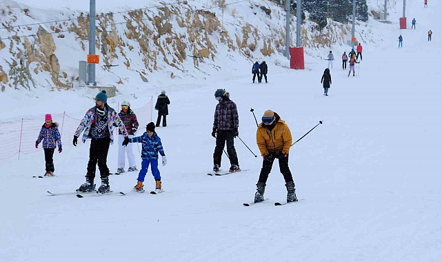 Ergan Dağı Kayak Merkezi'nde kayak sezonu sürüyor