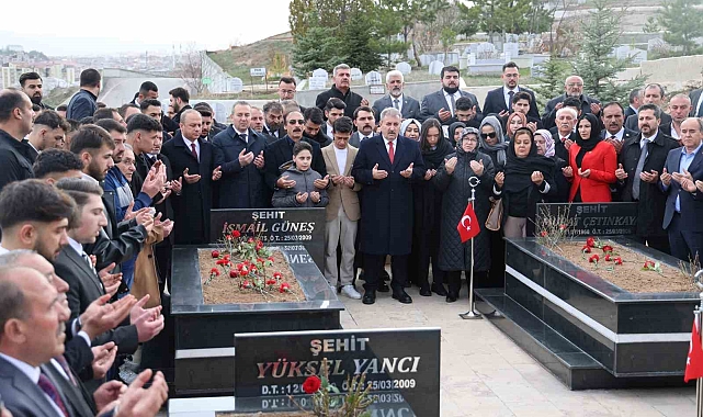 Gazeteci İsmail Güneş ve beraberindekiler mezarı başında anıldı