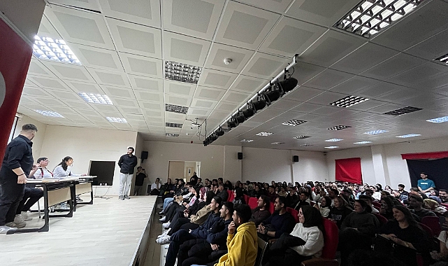 Gençlik Merkezi’nin sahneye koyduğu skeçler tam not aldı