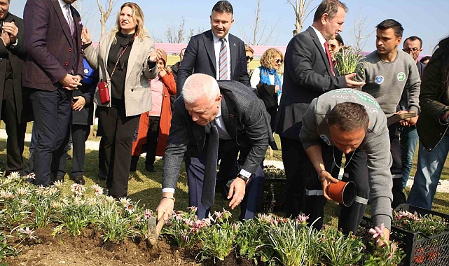 Kadınlar Günü'nde çiçekler toprakla buluştu