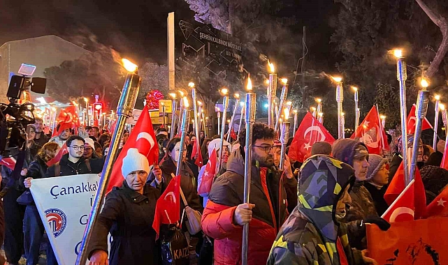 Meşaleler Çanakkale şehitleri için yandı