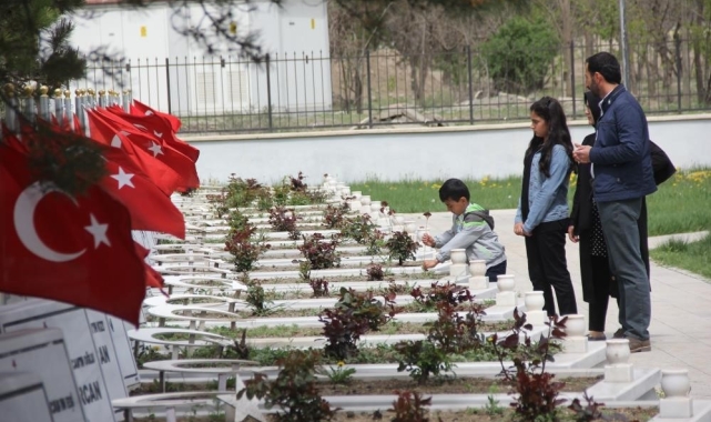 Ramazan Bayramı arefesinde mezarlıklar ziyaretçiyle doldu