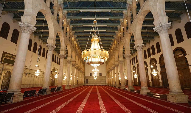 Şam'daki tarihi Emevi Camii, Gaziantepli halıcılar tarafından dokunan halılarına kavuştu