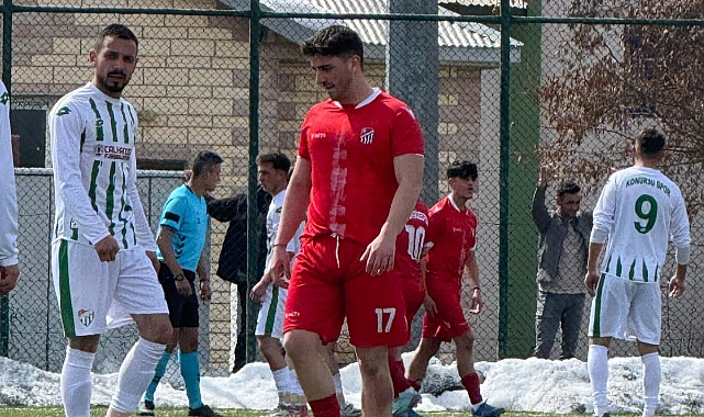 Sonunda buda oldu! Futbolcular hakeme saldırdı!