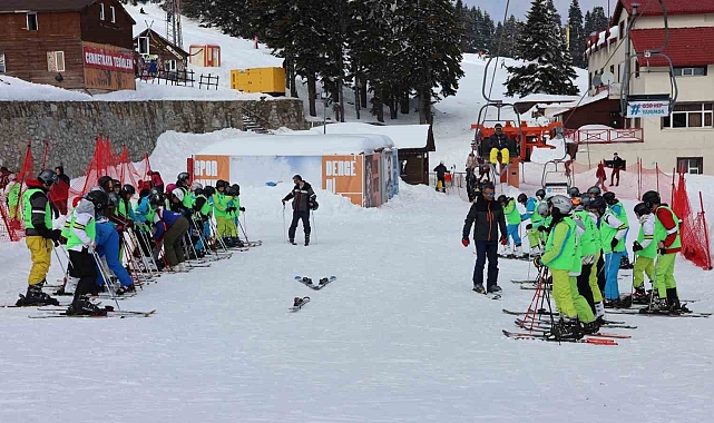 Uludağ'da öğrencilerin kayak heyecanı