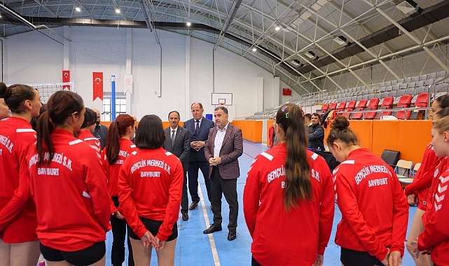 Vali Eldivan’dan voleybolculara moral ziyareti