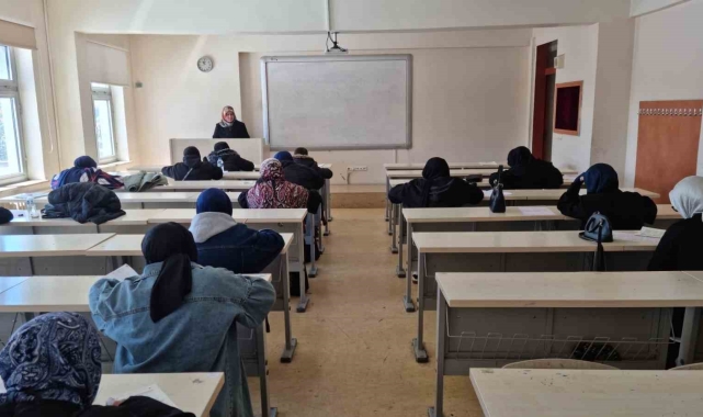 Bayburt'ta lise ve üniversite öğrencilerine yönelik umre ödüllü bilgi yarışması sınavı yapıldı