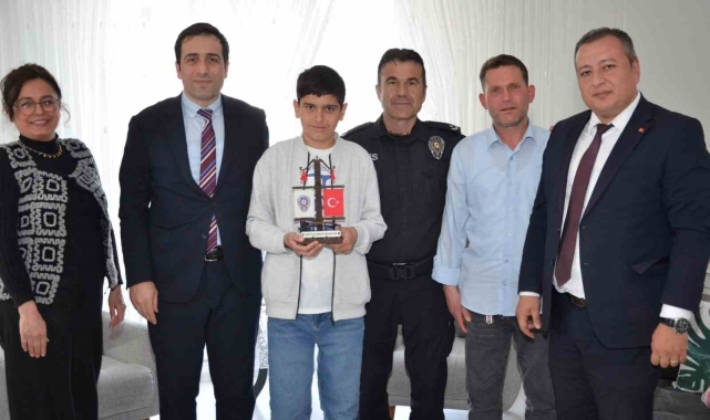 Bayrak sevdalısı kahramanı çocuğa ziyaret