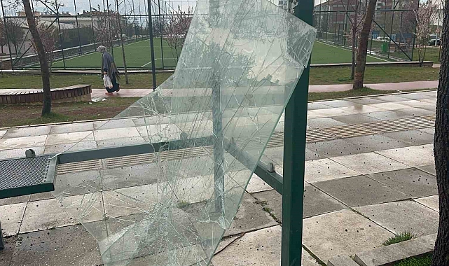 Elazığ'da otobüs durağına zarar veren 3 kişi yakalandı