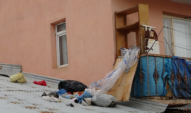 Eşyalar ve ata tohumları çatıya saçıldı