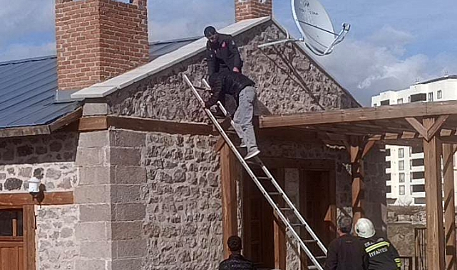 Gençlerin çatıya çıkma şakası korkuya döndü
