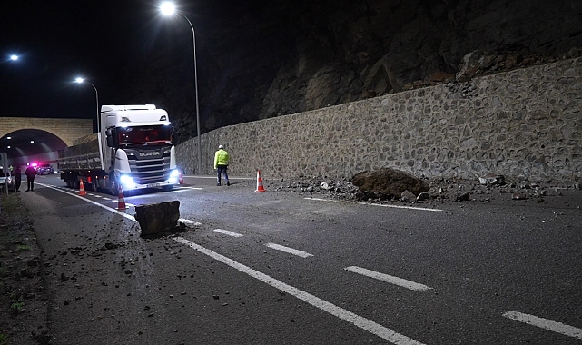 Gümüşhane'de meydana gelen heyelanda dev kayalar yola savruldu