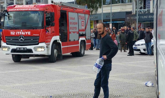 Mahalle yolunun yapılmadığı gerekçesiyle meydanda kendini yakmak istedi