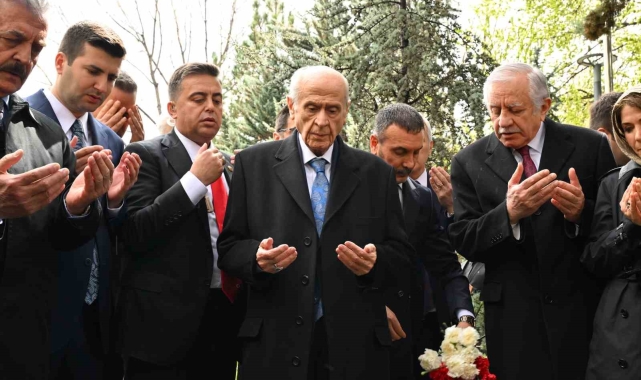 MHP Genel Başkanı Devlet Bahçeli, Türkeş'in mezarını ziyaret etti