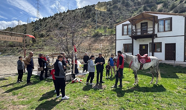 Şehit yakınları at binip ok attılar
