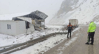 Tır önce bariyerlere sonra da boş konteynere çarptı