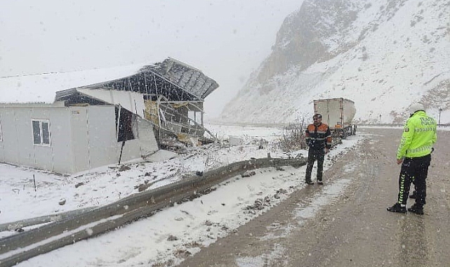 Tır önce bariyerlere sonra da boş konteynere çarptı