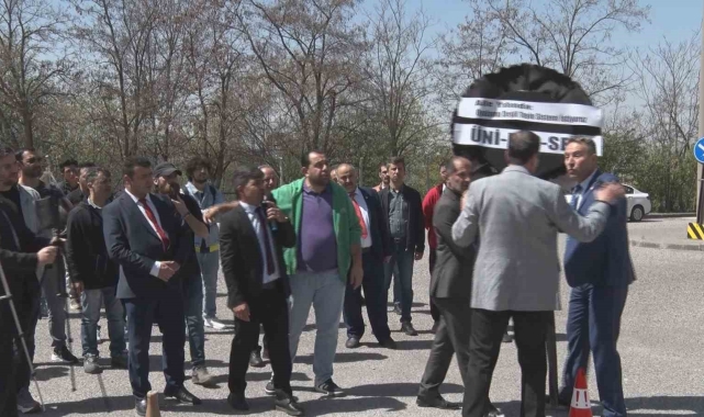ÜNİPERSEN'den YÖK önünde siyah çelenkli basın açıklaması