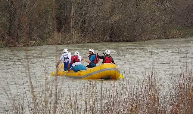Yağmur altında rafting heyecanı