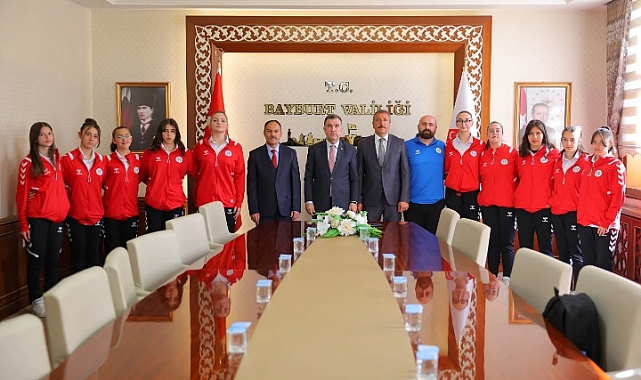 Bayburt’un voleybolcu kızları Vali Eldivan’ı ziyaret etti