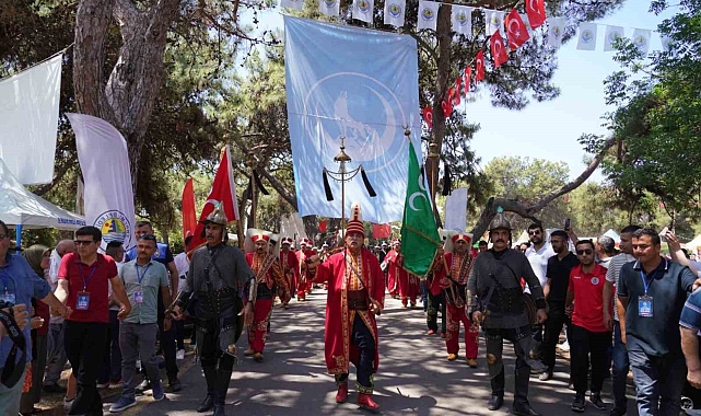 Binlerce kişi geldi: Geleneksel Türkmen Şöleni coşkulu geçti