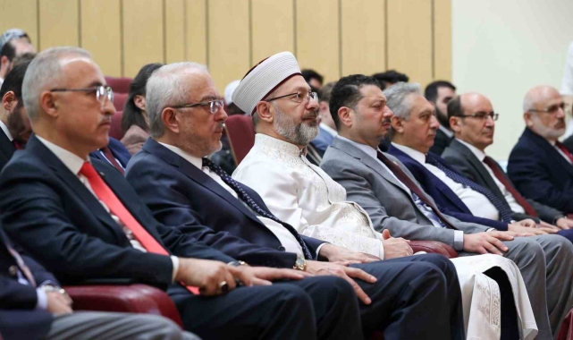 Diyanet İşleri Başkanı Erbaş: "Kur'an-ı Kerim'i anlamak, yaşamak, hayatımızı Kur'an-ı Kerîm'e göre tanzim etmek; nihai hedef budur"