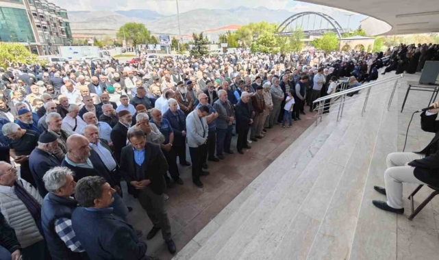 Erzincan'dan hacı adayları Medine'ye uğurlandı