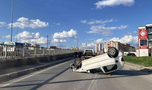 Sivas'ta otomobil devrildi: 3 yaralı